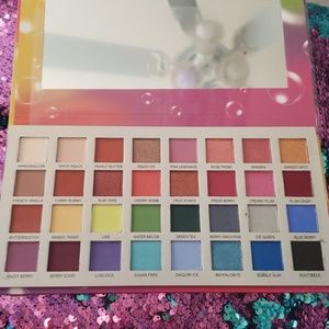 Multi color eyeshadow palette